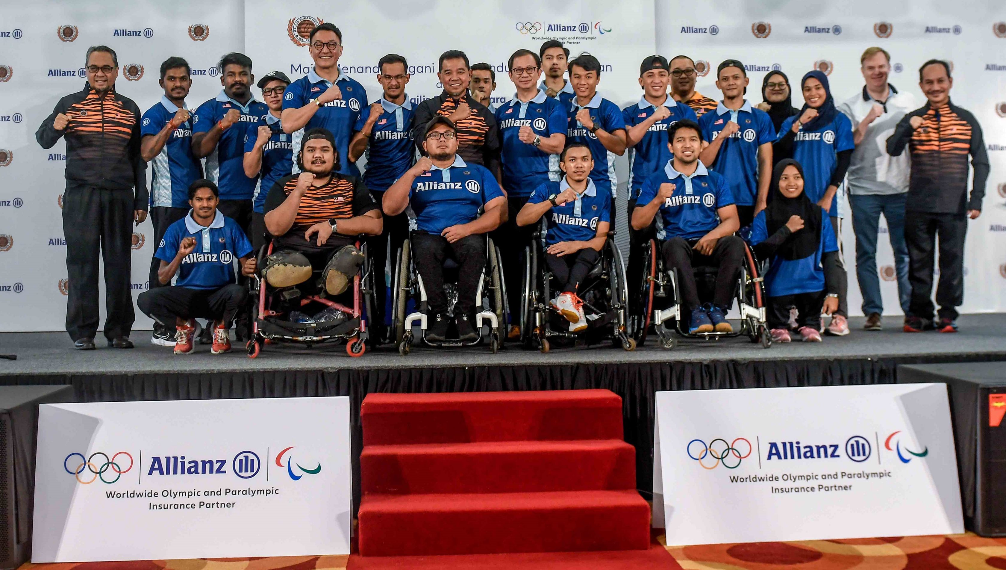 Allianz Malaysia Berhad CEO, Sean Wang (right), flanked by national players Siti Nurshuhaini Azman and Muhammad Fazriq Mohamad Razif (left) during the launch and prize presentation for the Allianz Junior Badminton Championship 2022